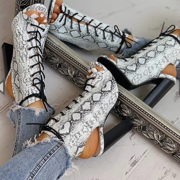 Fashion Nova heeled booties 7 - Picture 3 of 9